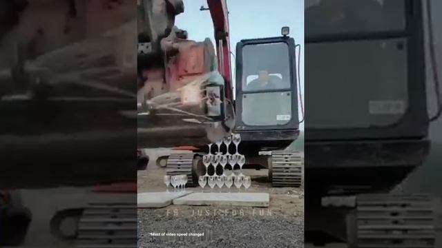 Excavator Guys Shows Off His Skills смотреть онлайн