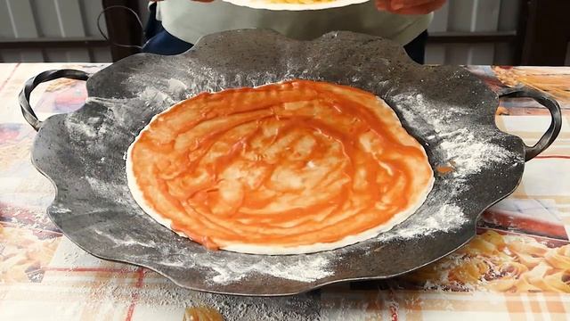 Вкуснейшая ПИЦЦА с ПОМИДОРАМИ и СЫРОМ на углях. Готовим на САДЖЕ. смотреть онлайн