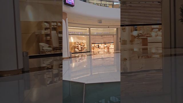 Dubai mall, все магазины закрыты в 8 утра. Что происходит в это время. смотреть онлайн