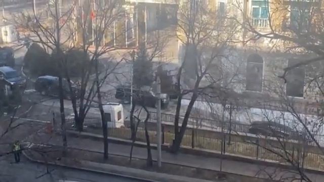В Алматы прибыл кортеж, предположительно, президента Казахстана Касым-Жомарта Токаева. смотреть онлайн
