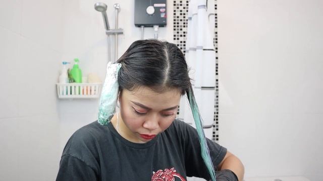 HOW TO COLOR YOUR HAIR USING CREPE PAPER - TURQUOISE GREEN HAIR DYE смотреть онлайн