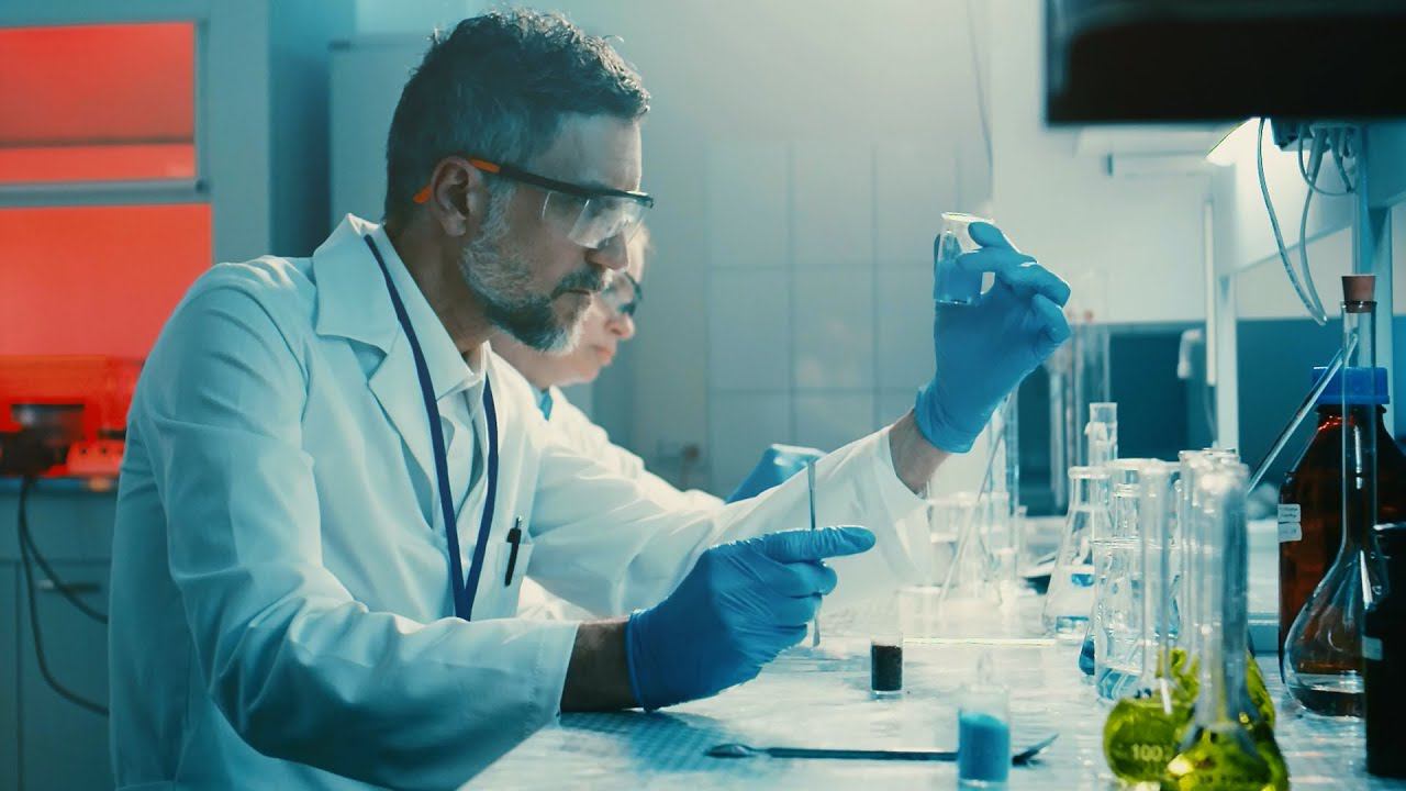Презентационный ролик из стоковых видео + фото для компании Снежинские Краски смотреть онлайн