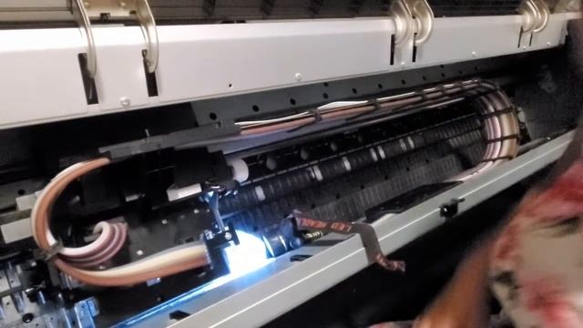 How To Remove The Printhead On A Epson 9890 Wide Format Printer for Cleaning - Part 1 смотреть онлайн