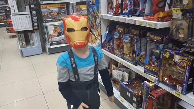 VLOG магазин игрушек примеряем маску железного человека , покупаем робота и черепашку ниньзя смотреть онлайн