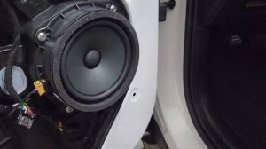 Замена штатных динамиков в Kia Sorento mq4, на DL Audio Raven 165