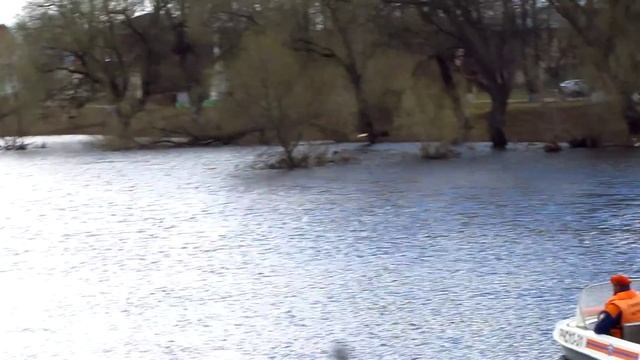 Корреспонденты в лодке по реке Теза селе Холуй смотреть онлайн