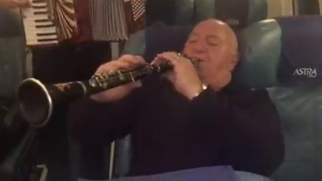 Живая музыка в самолёте это просто красота!! смотреть онлайн