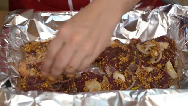 Мясо, запеченное с французской горчицей: взять 0,5 кг говядины, нарезать на стейки, затем взять смотреть онлайн