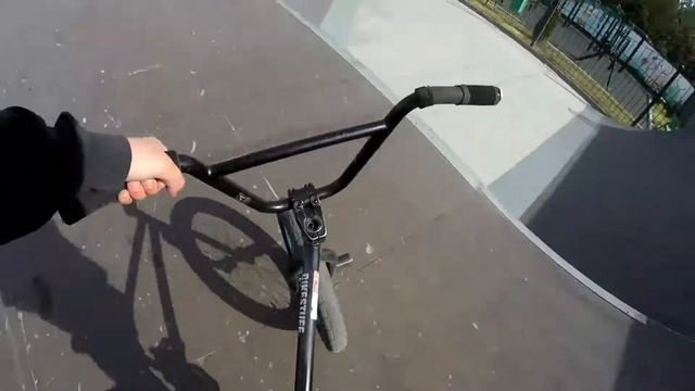 #bmx Я один на весь Скейт парк/Карантин/Делаю трюки аж спицы летят смотреть онлайн