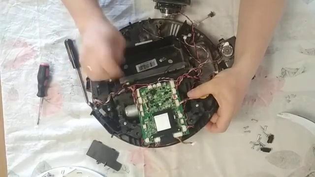 Ремонт робота пылесоса ILife V7s Pro центральная щетка. Часть 1 смотреть онлайн