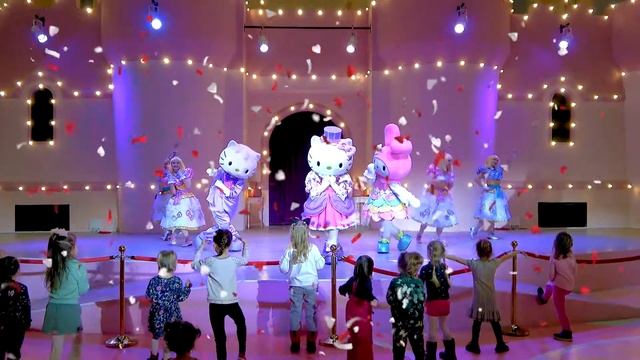 Хеллоу Китти и ее друзья в парке развлечений. Саша и Аня катаются на каруселях и аттракционах! смотреть онлайн