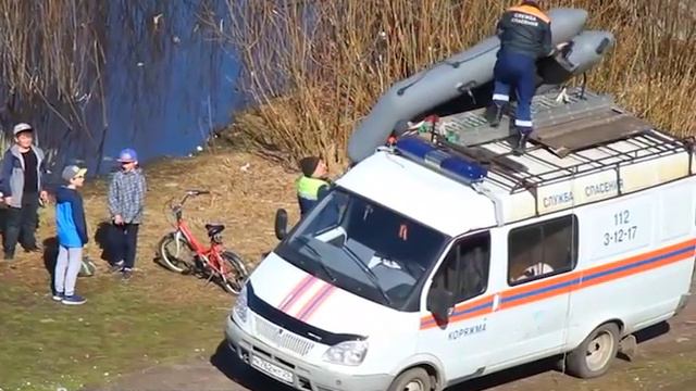 Дети едва не попали в беду на озере смотреть онлайн