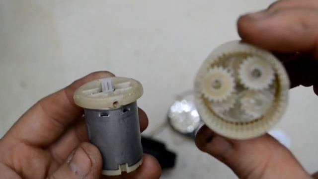Супер яркий фонарик своими руками из деталей старого DIY смотреть онлайн