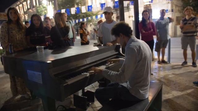 Public Piano Medley In Jerusalem with Street Musicians – Thomas Krüger смотреть онлайн