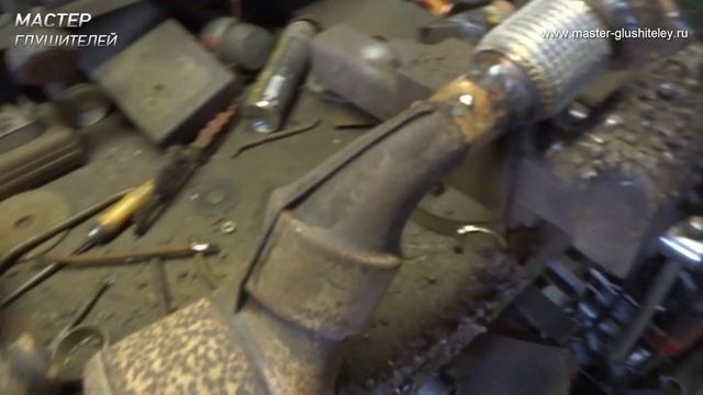 Автомобиль Nissan Terrano II — замена гофры и резонатора, а также ремонт крепления глушителя