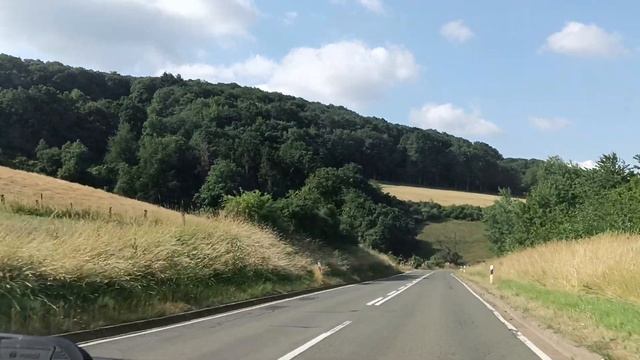 Едем по дороге с облаками смотреть онлайн