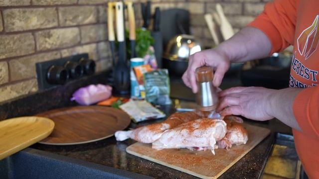 Рецепт: Шикарная копчёная курица в смокере Кудесник. Готовим на Везувий с компанией Моспечь смотреть онлайн