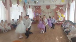 Танец пап и дочерей на выпускном в детском саду
Music: 
Avoir une fille
Sébastien El Chato
Avoir