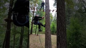 подьем по дереву и спуск вниз с осуществлением самосброса веревки