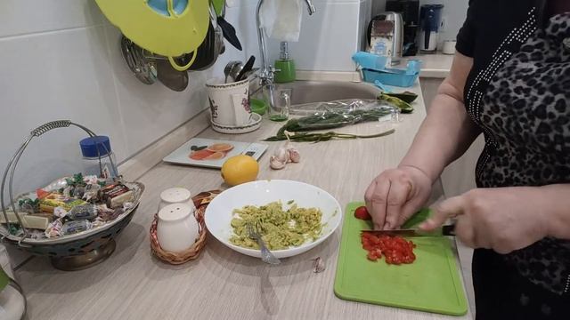 Готовим гуакамоле-мексиканский салат. Как мы раньше жили.. смотреть онлайн