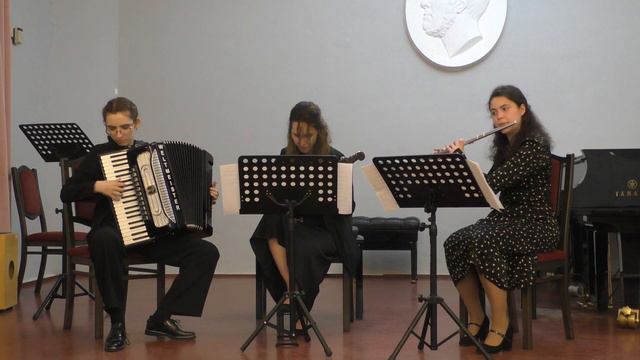 "Два кельтских танца" Трио: Е. Воробьёва (аккордеон), В. Смигасевич (флейта), С. Мислимова (домра) смотреть онлайн