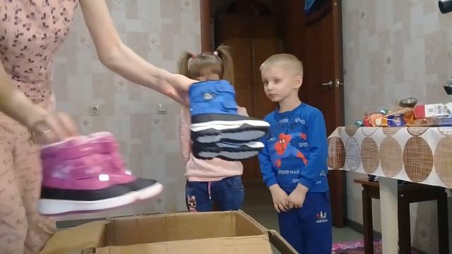 ОГРОМНАЯ ПОСЫЛКА С ГЕРМАНИИ/21КГ СЧАСТЬЯ/РЕАКЦИЯ ДЕТЕЙ/ЖИЗНЬ ПРОСТОЙ СЕМЬИ смотреть онлайн