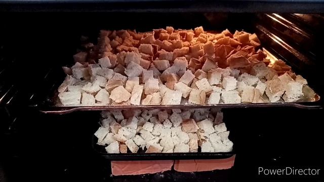 Сухарики из черствого хлеба с чесноком. смотреть онлайн