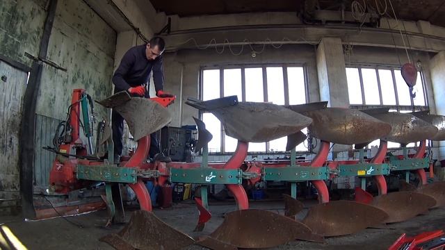 Ремонт пятикорпусных плугов Kverneland. Трактор Джон-Дир 6175R смотреть онлайн