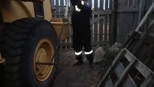 Liugong CLG 835, фронтальный погрузчик - как НЕ НУЖНО затягивать гайки колеса. смотреть онлайн