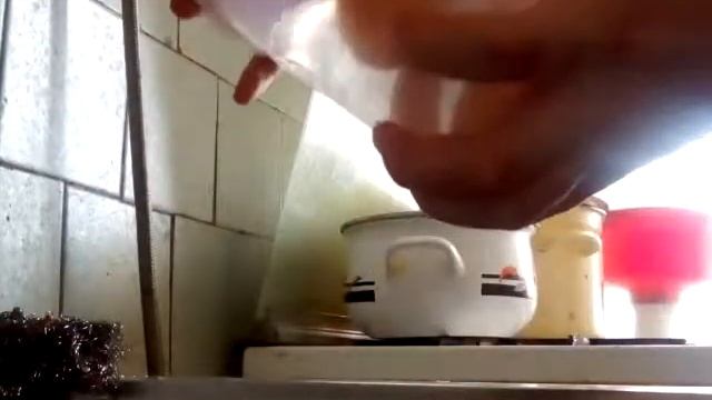 Как быстро очистить яйца Ну я вам рекомендую очень долго яйца варить смотреть онлайн