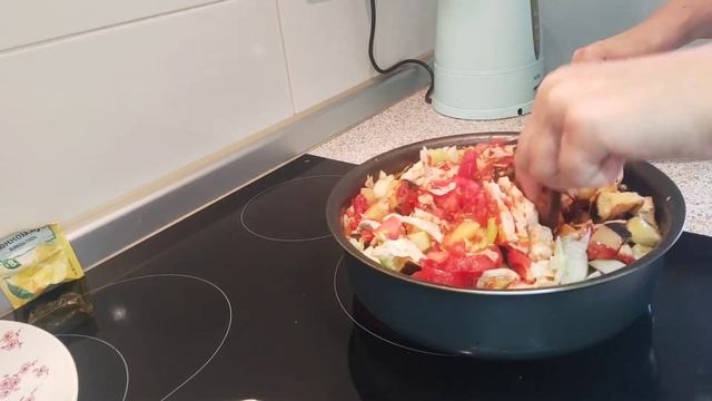 Дома. Готовлю овощное рагу! Спалила кешью)) смотреть онлайн