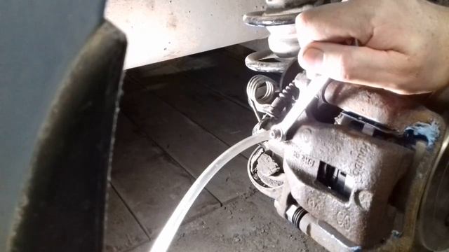 Как прокачать тормоза на автомобиле на примере Хендай Солярис (Hyundai Solaris) / Киа Рио (Kia Rio смотреть онлайн