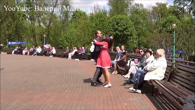 Танцевальный флешмоб на 1 МАЯ Бресте!!! Красиво танцуют! смотреть онлайн