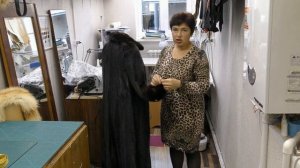 Ушить шубку из норки  ,  из расклешенной в прямую  . Переделать воротник . Дополнить  поясом .