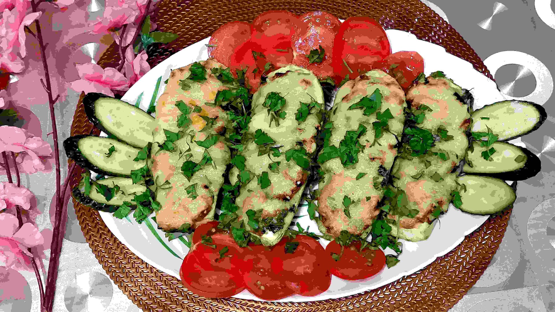 КАБАЧКИ ФАРШИРОВАННЫЕ ГРИБАМИ С СЫРОМ,ЖУЛЬЕН В КАБАЧКЕ.mp4 смотреть онлайн