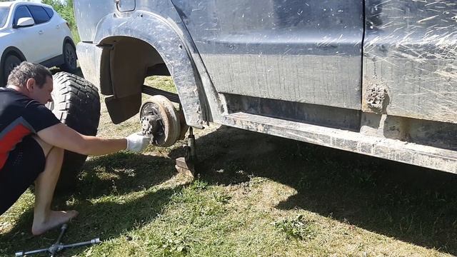 УАЗ ПАТРИОТ. Раскручиваются гайки на колесе. смотреть онлайн