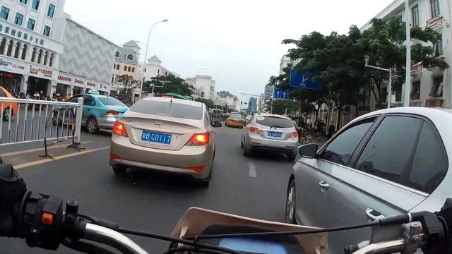 Sanya Traffic / Дорожный трафик в Санья смотреть онлайн