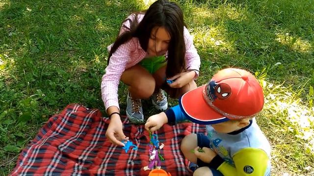открываем игрушку Взрыв Чики от Hasbro Cheekys Barrel Burst Game смотреть онлайн