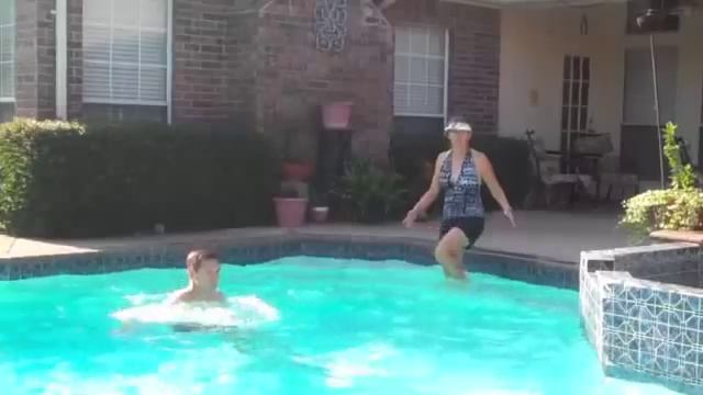 Personal Trainer Tip on Water Aerobics for Cardio смотреть онлайн