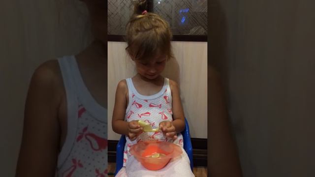 Девочка ест лимон🍋 Не хочу, но буду👧🏼😂 смотреть онлайн