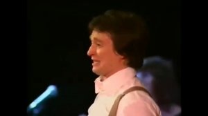 «ПОЙ ЖЕ, ПОЙ НА ПРОКЛЯТОЙ ГИТАРЕ... (С.Есенин)»  - читает С.  Безруков