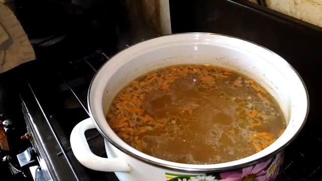 Зеленый борщ со щавелем и сливочным сыром.