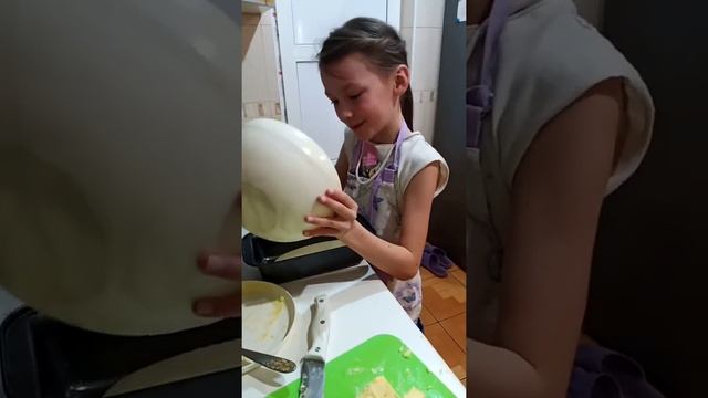 -Можно ли в 8 лет готовить выпечку? - Конечно! Как-то вот так: ... смотреть онлайн
