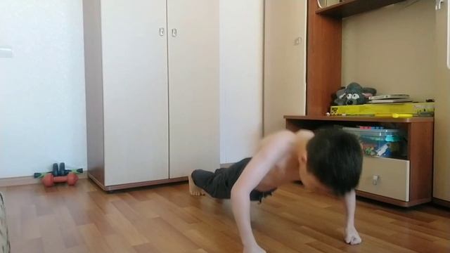 Отжался 41 раз на кулаках. смотреть онлайн