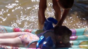 КСЮША ТРУДИТСЯ-ДЕТИ КУПАЮТСЯ