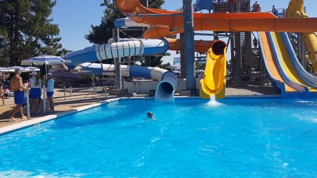 САМЫЙ большой АКВАПАРК в РОССИИ ЗОЛОТАЯ БУХТА смотреть онлайн