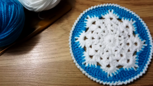 СНЕЖИНКА крючком. Вяжем круглую подставку с красивой снежинкой внутри