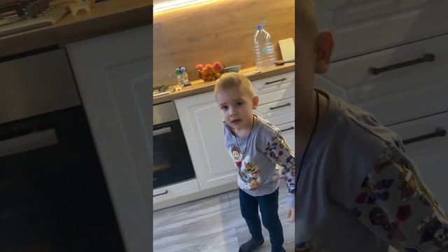 Просит купить ему ремень настоящий? #интересное #ребенок #рекомендации #прикольный #смешно #топ смотреть онлайн