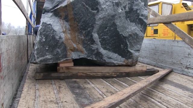 Выгрузка гранитных блоков для дальнейшей обработки. Доставка сырья в цех. Резка гранита на слэбы смотреть онлайн