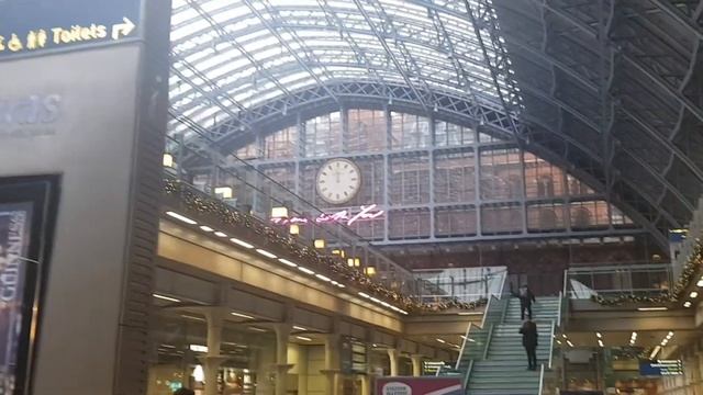 Поезд без водителя в Лондоне.  Электричка едет в Центр. Вокзал Метро Эскалатор в Лондоне.